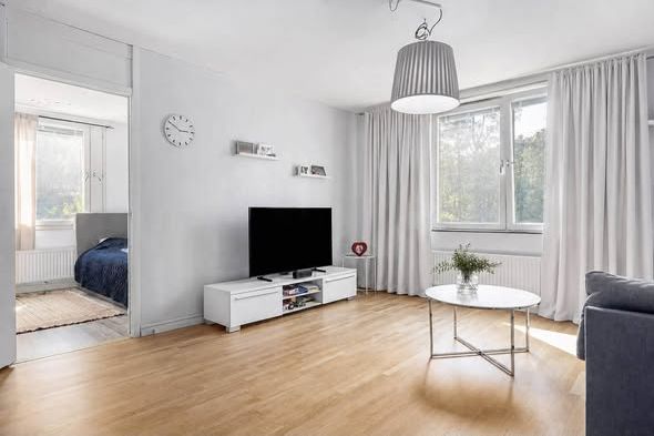 Ljus 3:a med inglasad balkong i Jakobsberg